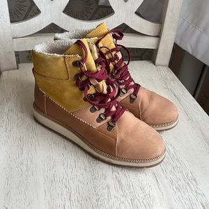 TOMS boots size 7.5